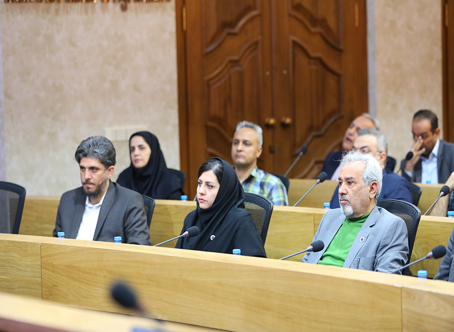  صبح پنجشنبه بامشارکت اتاق بازرگانی قزوین وشرکت توزیع نیروی برق استان ، جلسه هم اندیشی چالش های تامین برق صنایع و راهکارهای تامین برق مطمئن و اقتصادی درسالن وکیل التجار برگزارشد.عکس کمکی شماره5