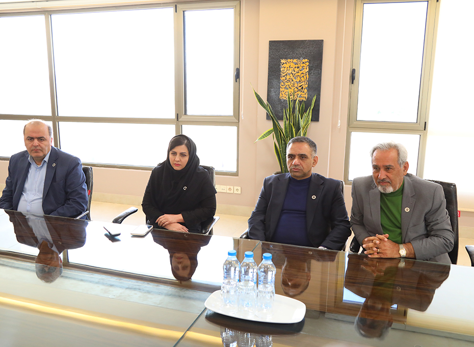 ظهرپنجشنبه دکترمحمود سریع  القلم  استادممتاز حوزه روابط بین الملل و پژوهشگر توسعه کشور باحضور دردفترریاست مهندس عبدیان باریاست اتاق بازرگانی قزوین دیدار کردعکس کمکی شماره2