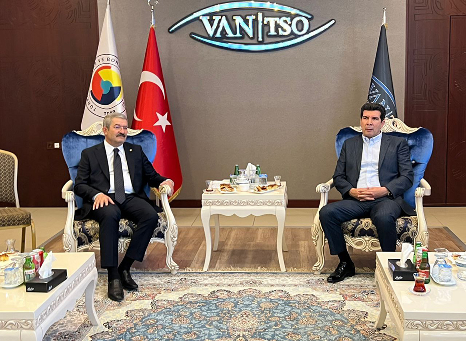 هیات تجاری استان قزوین به ریاست مهندس بابایی عضوهیات نمایندگان اتاق بازرگانی ،صنایع،معادن وکشاورزی قزوین باهیات رئیسه اتاق بازرگانی و صنایع شهر وان ترکیه دیدار و گفت وگوکردند.عکس کمکی شماره1