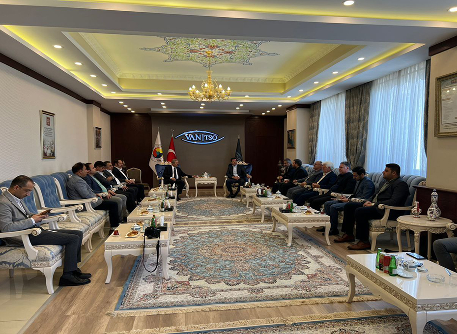 هیات تجاری استان قزوین به ریاست مهندس بابایی عضوهیات نمایندگان اتاق بازرگانی ،صنایع،معادن وکشاورزی قزوین باهیات رئیسه اتاق بازرگانی و صنایع شهر وان ترکیه دیدار و گفت وگوکردند.عکس کمکی شماره2