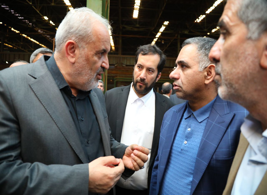 نشست صمیمی وزیرصمت بانمایندگان تشکلهای بخش خصوصی استان قزوین درشرکت تولیدی هفت الماس برگزارشد.عکس کمکی شماره3