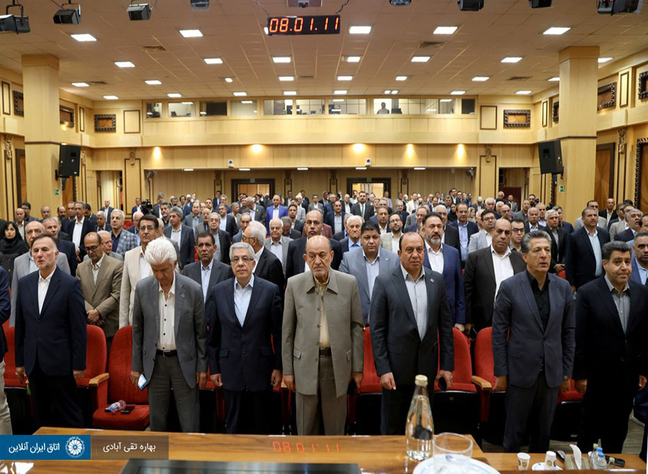 سیزدهمین نشست دوره دهم هیات نمایندگان اتاق ایران با حضورمهندس عبدیان رئیس اتاق بازرگانی قزوین ونمایندگان اتاق قزوین در جمع  نمایندگان بخش خصوصی کشور برگزار شد. در کنار مباحث روز اقتصادی، در این نشست بررسی بودجه اتاق ایران نیز در دستور کار این نشست  قرارداشت .عکس کمکی شماره3