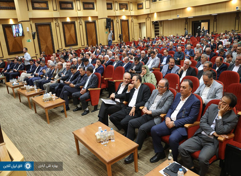 سیزدهمین نشست دوره دهم هیات نمایندگان اتاق ایران با حضورمهندس عبدیان رئیس اتاق بازرگانی قزوین ونمایندگان اتاق قزوین در جمع  نمایندگان بخش خصوصی کشور برگزار شد. در کنار مباحث روز اقتصادی، در این نشست بررسی بودجه اتاق ایران نیز در دستور کار این نشست  قرارداشت .عکس کمکی شماره4