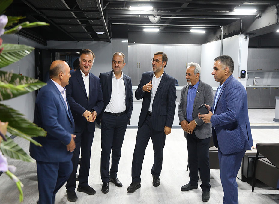 به مناسبت فرارسیدن عید سعید و مبارک غدیر خم، باشگاه ورزشی اختصاصی اتاق بازرگانی قزوین رسما" افتتاح شد و به بهره برداری رسیدعکس کمکی شماره4