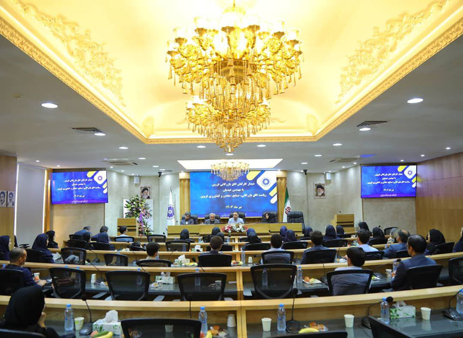 عصر روز پنجشنبه به مناسبت عید سعید غدیر خم وهمزمان با  سالروز ولادت امام موسی کاظم(ع)  مراسمی باحضورریاست،مدیران و کارکنان  در سالن وکیل التجار اتاق بازرگانی قزوین برگزار شد.عکس کمکی شماره4