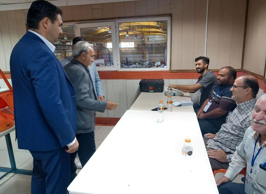 آقایان مهندس عبدیان رئیس اتاق بازرگانی قزوین، پازوکی عضوهیات رئیسه اتاق،رضایی مدیر عامل شهرک صنعتی کاسپین یک و جمعی ازفعالان اقتصادی باحضور درمحل اخذ آرا واقع دریکی از واحدهای تولیدی مستقردراین شهرک صنعتی،آرای خود درخصوص انتخاب چهاردهمین رئیس دولت جمهوری اسلامی را به صندوق ریختند*                                                        عکس کمکی شماره1