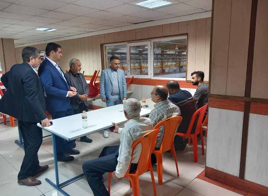 آقایان مهندس عبدیان رئیس اتاق بازرگانی قزوین، پازوکی عضوهیات رئیسه اتاق،رضایی مدیر عامل شهرک صنعتی کاسپین یک و جمعی ازفعالان اقتصادی باحضور درمحل اخذ آرا واقع دریکی از واحدهای تولیدی مستقردراین شهرک صنعتی،آرای خود درخصوص انتخاب چهاردهمین رئیس دولت جمهوری اسلامی را به صندوق ریختند*                                                        عکس کمکی شماره2