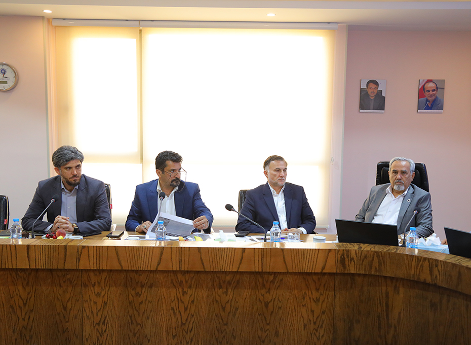 بعدازظهر چهارشنبه چهارمین نشست هیات نمایندگان اتاق بازرگانی،صنایع،معادن وکشاورزی  قزوین به ریاست مهندس عبدیان و باحضوراعضای هیات رئیسه ،هیات نمایندگان ومدیران اجرایی  اتاق قزوین درسالن سرای بازرگان(طبقه ششم)پارلمان بخش خصوصی استان تشکیل شد.عکس کمکی شماره1