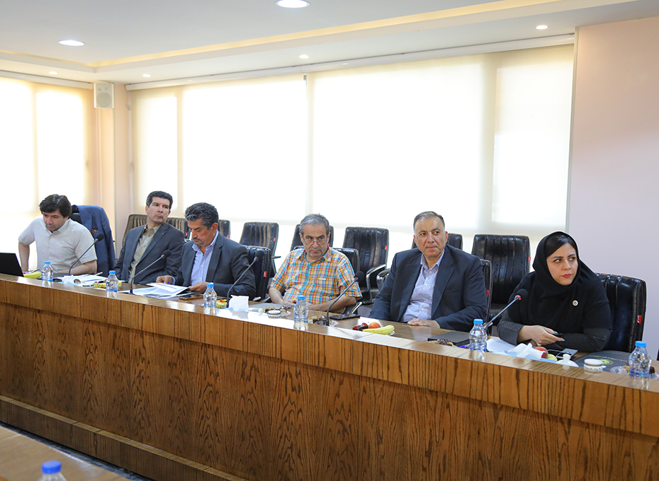 بعدازظهر چهارشنبه چهارمین نشست هیات نمایندگان اتاق بازرگانی،صنایع،معادن وکشاورزی  قزوین به ریاست مهندس عبدیان و باحضوراعضای هیات رئیسه ،هیات نمایندگان ومدیران اجرایی  اتاق قزوین درسالن سرای بازرگان(طبقه ششم)پارلمان بخش خصوصی استان تشکیل شد.عکس کمکی شماره4