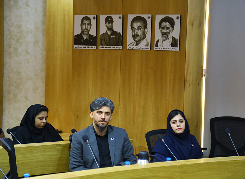 ظهرروز پنجشنبه ،نشست خبری اهالی رسانه های استان بامهندس عبدیان رئیس اتاق بازرگانی،صنایع؛معادن وکشاورزی قزوین برگزارشد.عکس کمکی شماره2