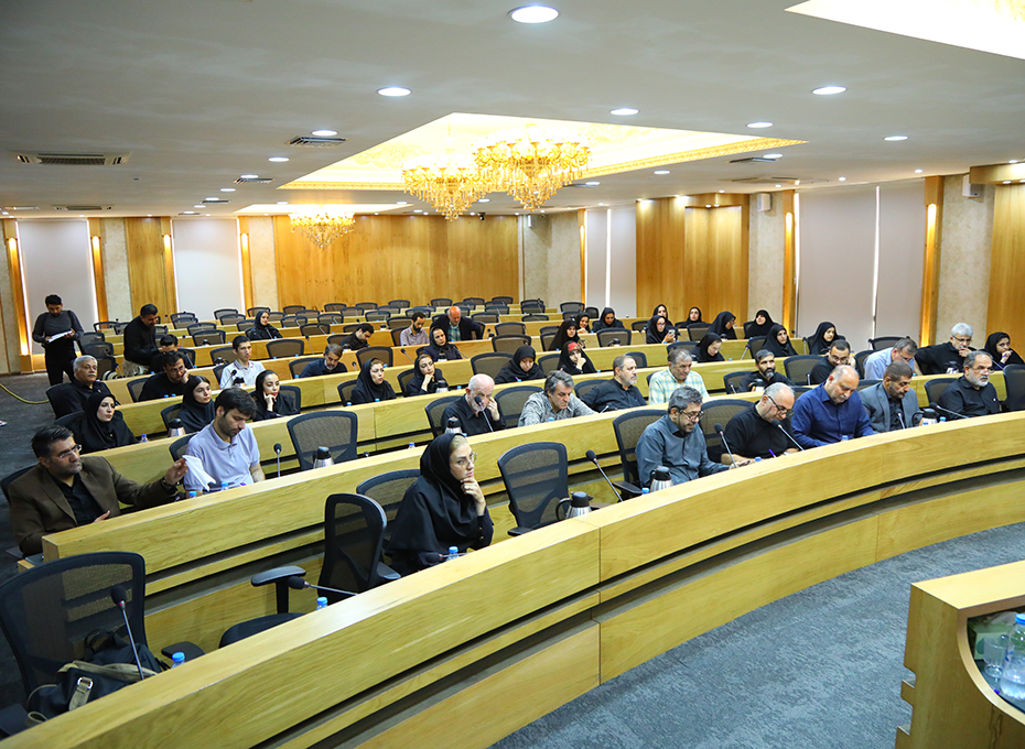 ظهرروز پنجشنبه ،نشست خبری اهالی رسانه های استان بامهندس عبدیان رئیس اتاق بازرگانی،صنایع؛معادن وکشاورزی قزوین برگزارشد.عکس کمکی شماره5