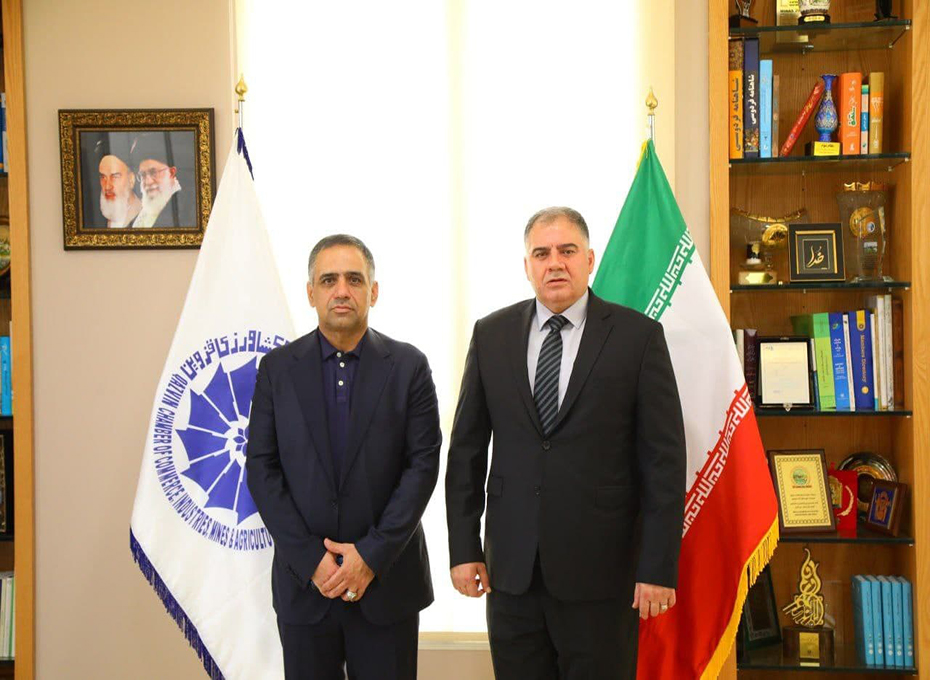 روزدوشنبه پارلمان بخش خصوصی استان قزوین طی نشستی میزبان یک هیات تجاری 9نفره به سرپرستی کاک رسول حاجی عمر رئیس اتحادیه صادرکنندگان و واردکنندگان اربیل و باحضور فعالانی درحوزه های برق و الکترونیک، ،تجارت وبازرگانی ،عمران وساختمان سازی و آرایشی و بهداشتی مسئولیت دفتر دبی و چین اتحادیه صادرکنندگان و واردکنندگان اربیل عراق بودعکس کمکی شماره1