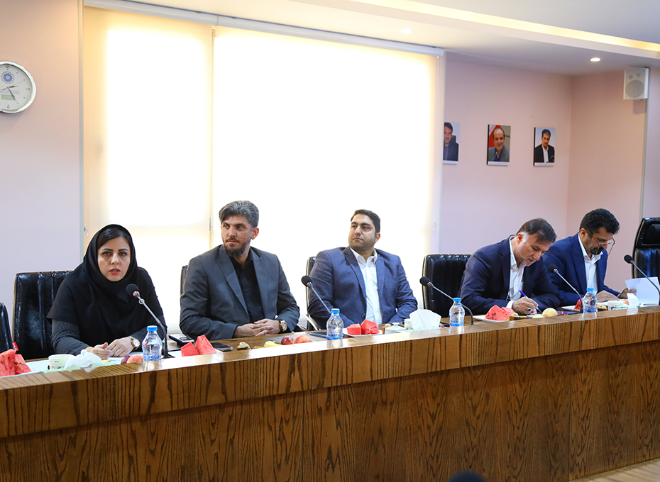 روز چهارشنبه،نشست پنجم هیأت نمایندگان پارلمان بخش خصوصی استان به ریاست مهندس عبدیان وباحضوراعضای هیات رئیسه،هیات نمایندگان ،مهندس جعفرزاد عضوهیات مدیره اتحادیه صادرکنندگان استان ومدیران اجرایی  اتاق درسالن سرای بازرگان تشکیل شد.عکس کمکی شماره3