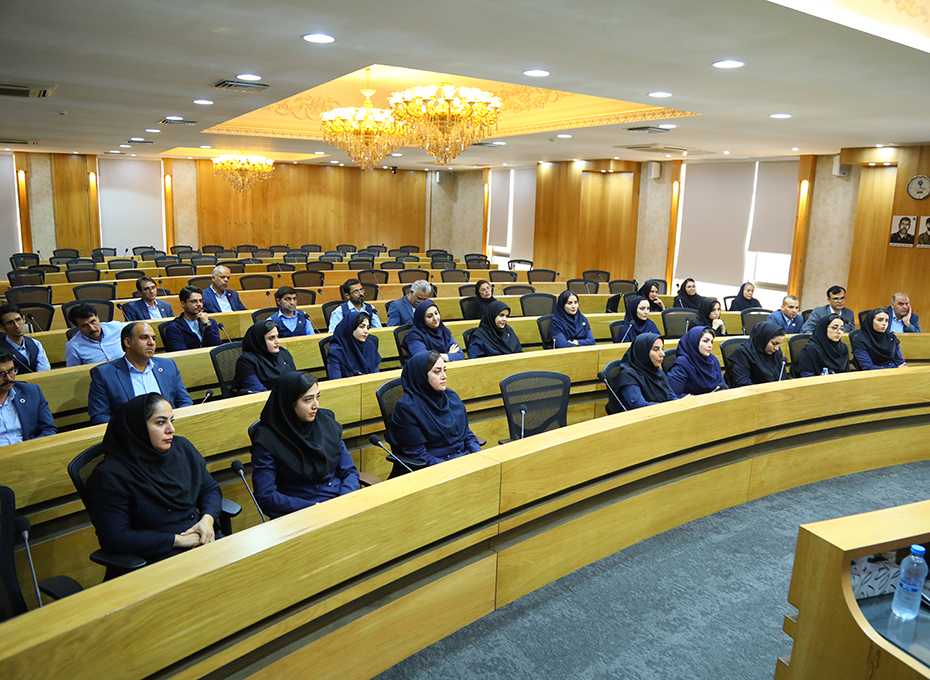 تاکید مهندس عبدیان  رئیس پارلمان بخش خصوصی استان بر حسن برخورد باارباب رجوع وذینفعان، شناخت دقیق ازجایگاه اتاق و شناسایی صحیح مشکلات فعالان اقتصادی و کوشابودن دررفع آنها ازسوی کارکنان  اتاق بازرگانی  قزوین عکس کمکی شماره1