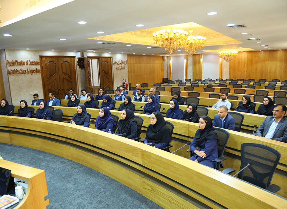 تاکید مهندس عبدیان  رئیس پارلمان بخش خصوصی استان بر حسن برخورد باارباب رجوع وذینفعان، شناخت دقیق ازجایگاه اتاق و شناسایی صحیح مشکلات فعالان اقتصادی و کوشابودن دررفع آنها ازسوی کارکنان  اتاق بازرگانی  قزوین عکس کمکی شماره2