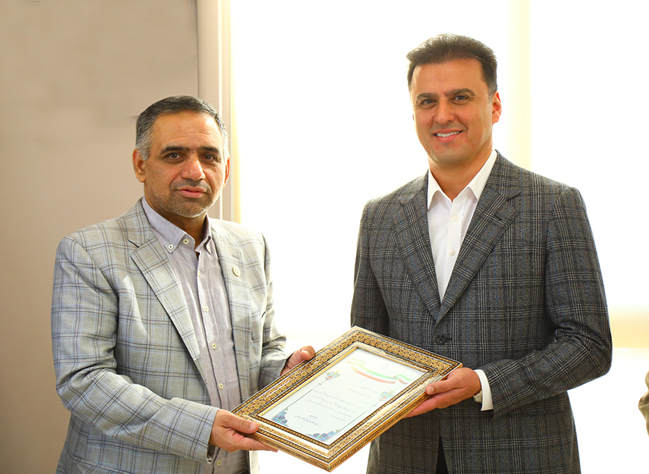  صبح امروز چهارشنبه،طی جلسه ای در دفترآقای مهندس عبدیان رئیس اتاق بازرگانی،صنایع،معادن وکشاورزی قزوین ،دوهزارمین کارت بازرگانی استان اعطاشد.عکس کمکی شماره1