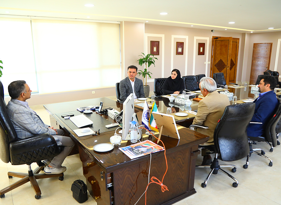  صبح امروز چهارشنبه،طی جلسه ای در دفترآقای مهندس عبدیان رئیس اتاق بازرگانی،صنایع،معادن وکشاورزی قزوین ،دوهزارمین کارت بازرگانی استان اعطاشد.عکس کمکی شماره2