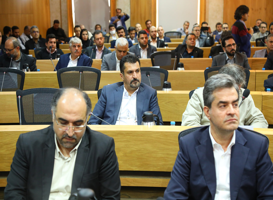بامشارکت اتاق بازرگانی قزوین وحضورپررنگ مدیران بخش خصوصی ومقامات استانی آیین تجلیل از صادرکنندگان نمونه عضواتحادیه استان قزوین برگزارشد