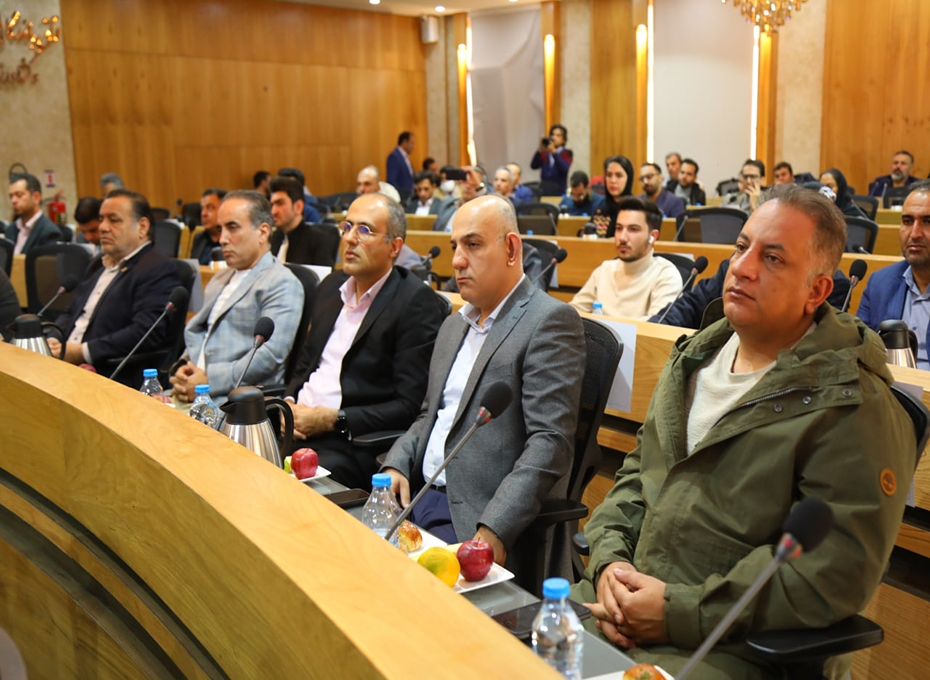 بامشارکت اتاق بازرگانی قزوین وحضورپررنگ مدیران بخش خصوصی ومقامات استانی آیین تجلیل از صادرکنندگان نمونه عضواتحادیه استان قزوین برگزارشد