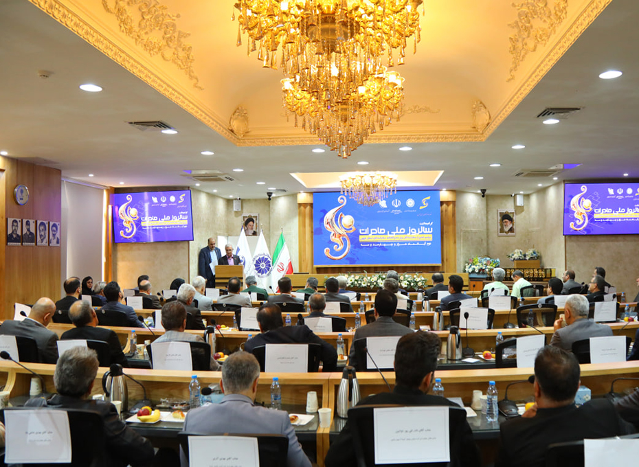 بامشارکت اتاق بازرگانی قزوین وحضورپررنگ مدیران بخش خصوصی ومقامات استانی آیین تجلیل از صادرکنندگان نمونه عضواتحادیه استان قزوین برگزارشد