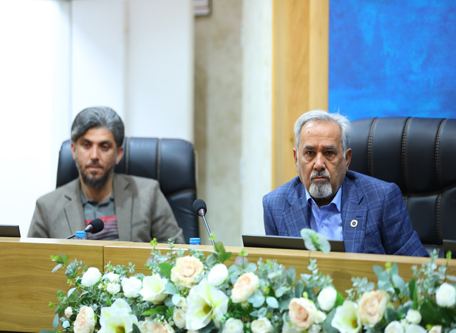 ظهرروز پنجشنبه نشست ماهانه کارکنان باآقای مهندس عبدیان رئیس اتاق بازرگانی قزوین درسالن وکیل التجاربرگزارشد.عکس کمکی شماره3