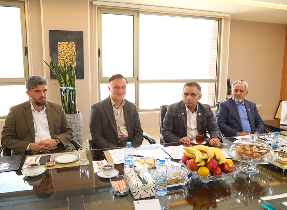 ظهرروز چهارشنبه طی نشستی به ریاست آقای مهندس عبدیان وباحضور  اعضای هیات رئیسه ومدیران اجرایی اتاق قزوین ،جلسه سیزدهم هیات رئیسه پارلمان بخش خصوصی استان تشکیل شدعکس کمکی شماره1