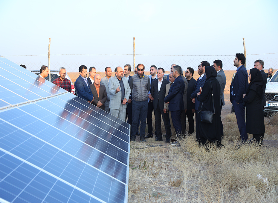 بازدید رئیس اتاق بازرگانی ،هیات رئیسه وهیات نمایندگان، مدیران استان وفعالان اقتصادی ازنیروگاه انرژی خورشیدی خان آباد بوئین زهرا