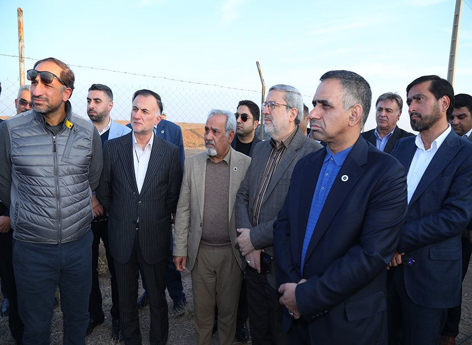 بازدید رئیس اتاق بازرگانی ،هیات رئیسه وهیات نمایندگان، مدیران استان وفعالان اقتصادی ازنیروگاه انرژی خورشیدی خان آباد بوئین زهرا