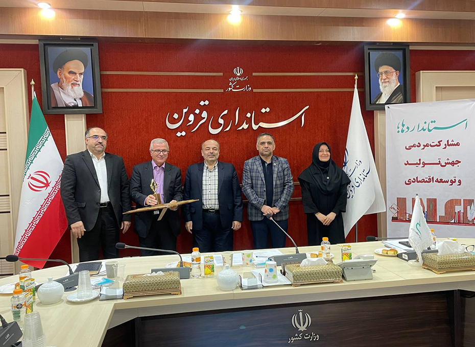 در شورای استاندارد استان که روز بیست ودوم  آبان در سالن جلسات استانداری برگزار شد، از واحدهای نمونه استاندارد استان تقدیر به عمل آمدعکس کمکی شماره1