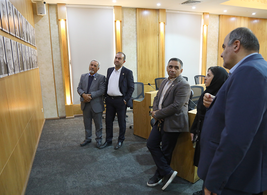 همزمان بابیست وچهارم آبان ماه و بادستورآقای مهندس عبدیان رئیس اتاق بازرگانی،صنایع،معادن وکشاورزی قزوین ،از تصویر سیاه قلم ۴۸ تن ازمشاهیر،بزرگان،مفاخراستان در  سالن وکیل التجاراتاق بازرگانی قزوین ،رونمایی شد .عکس کمکی شماره2