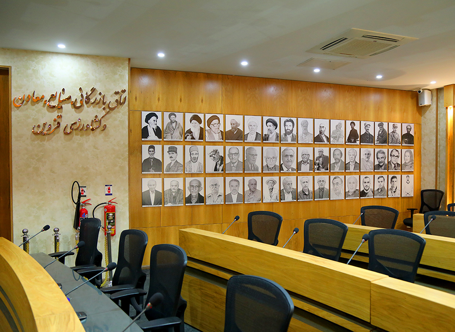 همزمان باروزکتاب و کتابخوانی وکتابدار تصویر سیاه قلم ۴۸ تن ازمشاهیر،بزرگان،مفاخروچهره های شاخص استان بردیوار سالن وکیل التجاراتاق بازرگانی قزوین ،نقش بست