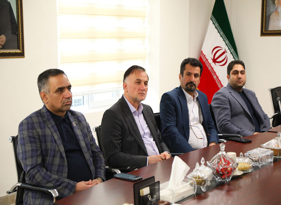 بعدازظهر شنبه،آقای مهندس عبدیان رئیس اتاق بازرگانی قزوین وجمعی از اعضای هیات رئیسه وهیات نمایندگان پارلمان بخش خصوصی استان باسرداررمضان شریف  رئیس مرکز اسناد و تحقیقات دفاع مقدس سپاه پاسداران انقلاب اسلامی کشوروهمراهان ایشان دیدار و گفت وگردند.عکس کمکی شماره1