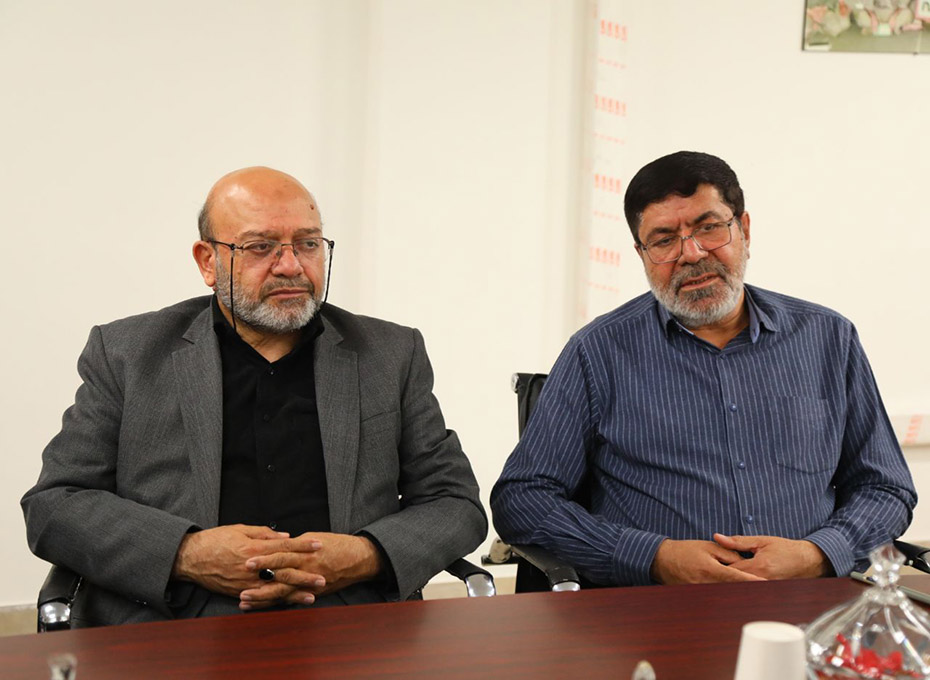 بعدازظهر شنبه،آقای مهندس عبدیان رئیس اتاق بازرگانی قزوین وجمعی از اعضای هیات رئیسه وهیات نمایندگان پارلمان بخش خصوصی استان باسرداررمضان شریف  رئیس مرکز اسناد و تحقیقات دفاع مقدس سپاه پاسداران انقلاب اسلامی کشوروهمراهان ایشان دیدار و گفت وگردند.عکس کمکی شماره2