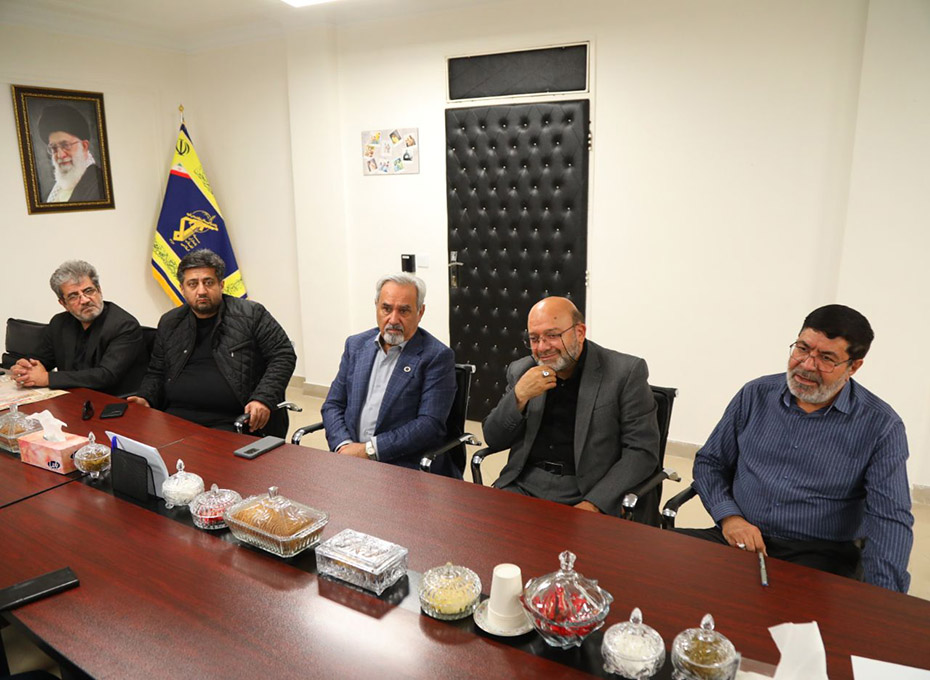 بعدازظهر شنبه،آقای مهندس عبدیان رئیس اتاق بازرگانی قزوین وجمعی از اعضای هیات رئیسه وهیات نمایندگان پارلمان بخش خصوصی استان باسرداررمضان شریف  رئیس مرکز اسناد و تحقیقات دفاع مقدس سپاه پاسداران انقلاب اسلامی کشوروهمراهان ایشان دیدار و گفت وگردند.عکس کمکی شماره3