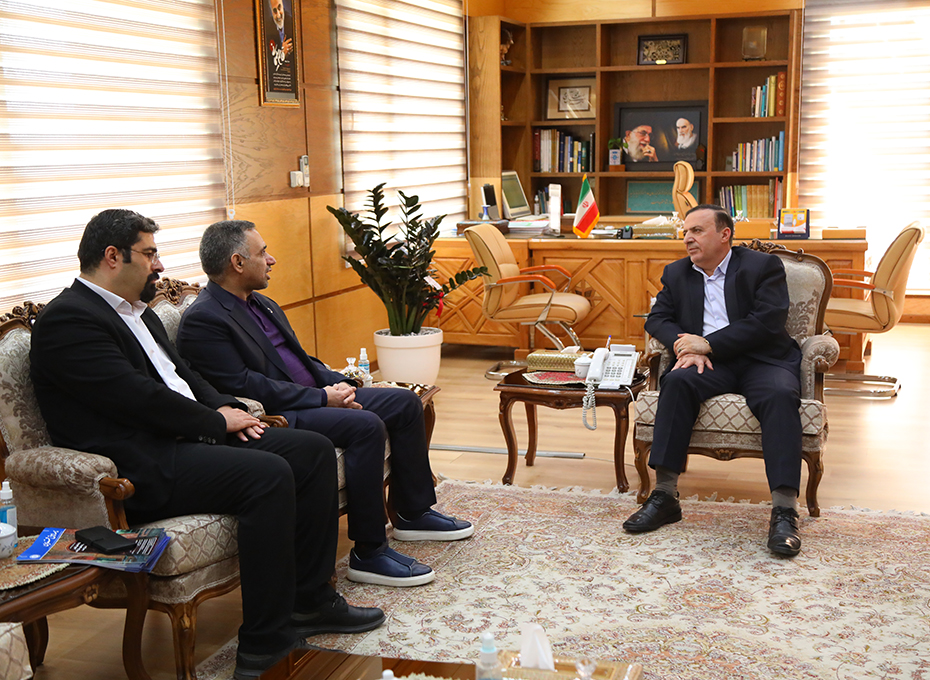مهندس عبدیان رئیس اتاق بازرگانی قزوین دردیداربااستاندار:                    اتاق بازرگانی برای حل مشکلات قزوین برنامه دارد