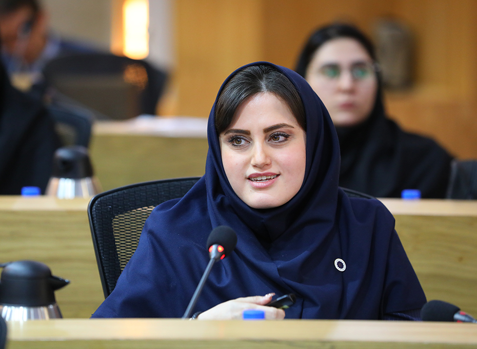 ارائه گزارش جامعی از فعالیت های 18 ماهه دور ششم اتاق قزوین از ابتدای آغاز به کار این دوره تا پایان آبان ماه به هیات رئیسه و هیات نمایندگان 
