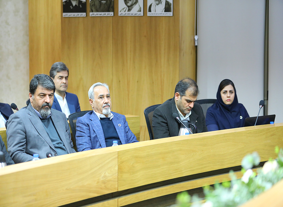 شامگاه چهارشنبه ،سالن وکیل التجاراتاق بازرگانی قزوین میزبان یک نشست صمیمانه  باحضوررئیس و اعضای هیات رئیسه وهیات نمایندگان پارلمان بخش خصوصی استان  وفعالان اقتصادی وتولید کنندگان به منظوردیداربادکترابراهیم شیخ معاون صنایع عمومی وزارت صنعت،معدن وتجارت کشور بود.عکس کمکی شماره5