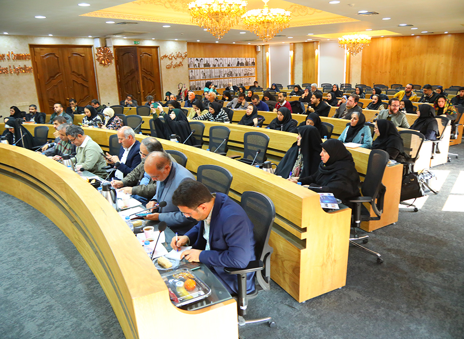 یکشنبه دوم دی ماه  نشست خبری با خبرنگاران رسانه های گروهی استان دراتاق بازرگانی قزوین تشکیل شد.عکس کمکی شماره4