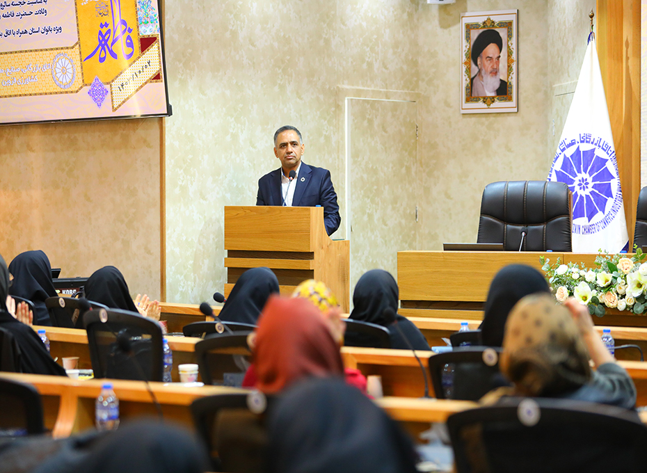 بعدازظهر یکشنبه، طی مراسمی درسالن وکیل التجار پارلمان بخش خصوصی استان قزوین به مناسب سالروز ولادت حضرت زهرا(س) آیین بزرگداشت روز زن ومقام مادر ویژه بانوان استان همراه با اتاق بازرگانی قزوین برای دومین  سال پیاپی  برگزارشد.عکس کمکی شماره4