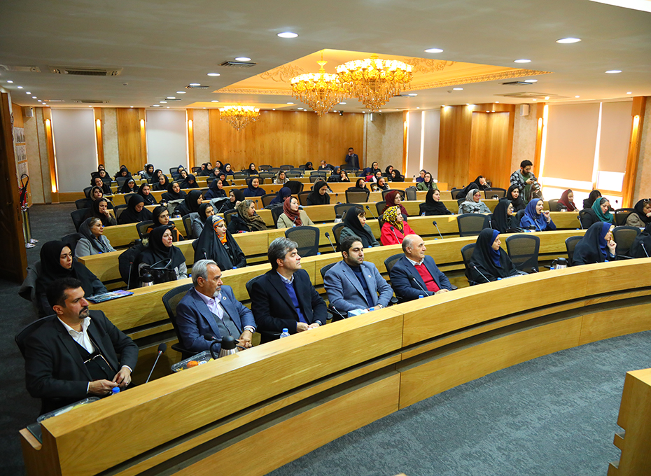 بعدازظهر یکشنبه، طی مراسمی درسالن وکیل التجار پارلمان بخش خصوصی استان قزوین به مناسب سالروز ولادت حضرت زهرا(س) آیین بزرگداشت روز زن ومقام مادر ویژه بانوان استان همراه با اتاق بازرگانی قزوین برای دومین  سال پیاپی  برگزارشد.عکس کمکی شماره8