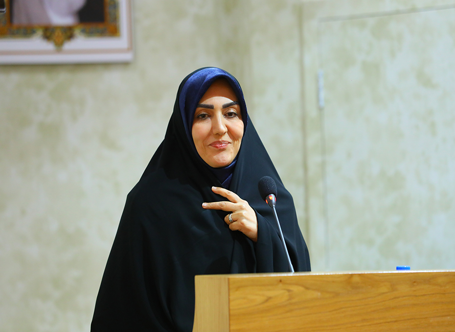 بعدازظهر یکشنبه، طی مراسمی درسالن وکیل التجار پارلمان بخش خصوصی استان قزوین به مناسب سالروز ولادت حضرت زهرا(س) آیین بزرگداشت روز زن ومقام مادر ویژه بانوان استان همراه با اتاق بازرگانی قزوین برای دومین  سال پیاپی  برگزارشد.عکس کمکی شماره 10