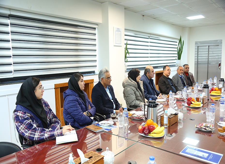 روز شنبه مهندس عبدیان رئیس اتاق بازرگانی،صنایع،معادن وکشاورزی قزوین از شرکت گروه بهداشتی فیروز بازدید به عمل آورد.عکس کمکی شماره4