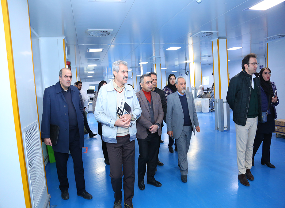 روز شنبه مهندس عبدیان رئیس اتاق بازرگانی،صنایع،معادن وکشاورزی قزوین از شرکت گروه بهداشتی فیروز بازدید به عمل آورد.عکس کمکی شماره6