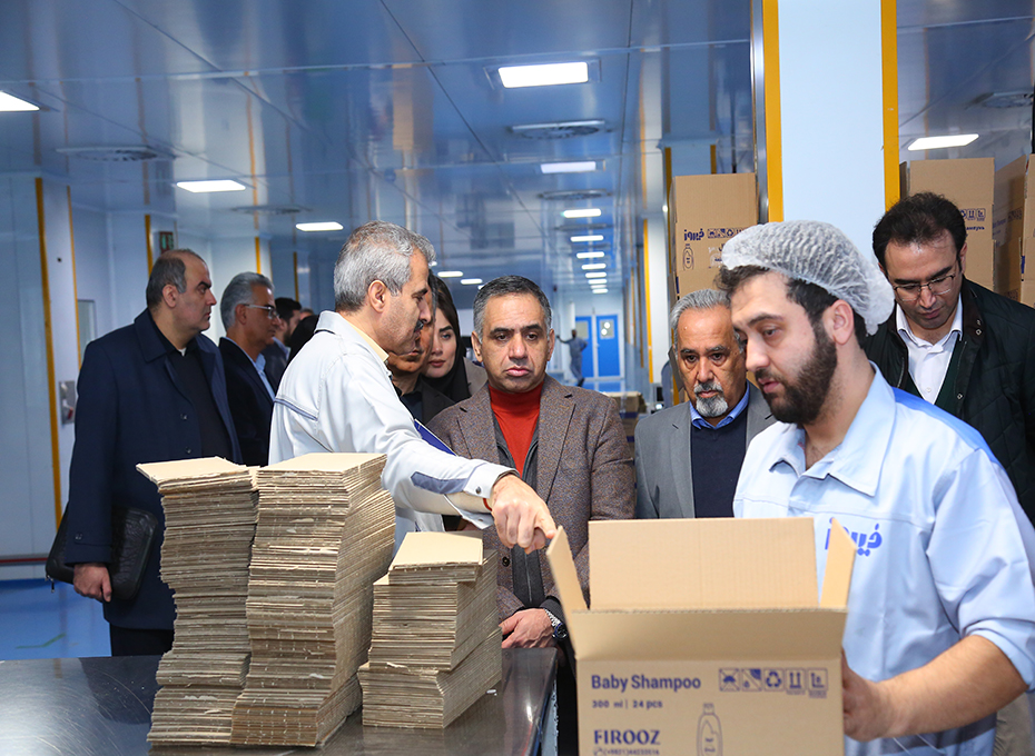 روز شنبه مهندس عبدیان رئیس اتاق بازرگانی،صنایع،معادن وکشاورزی قزوین از شرکت گروه بهداشتی فیروز بازدید به عمل آورد.عکس کمکی شماره7