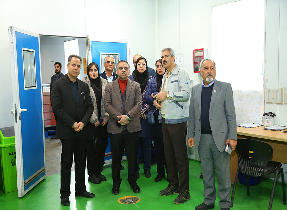 روز شنبه مهندس عبدیان رئیس اتاق بازرگانی،صنایع،معادن وکشاورزی قزوین از شرکت گروه بهداشتی فیروز بازدید به عمل آورد.عکس کمکی شماره8