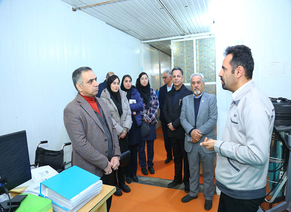 روز شنبه مهندس عبدیان رئیس اتاق بازرگانی،صنایع،معادن وکشاورزی قزوین از شرکت گروه بهداشتی فیروز بازدید به عمل آورد.عکس کمکی شماره 10