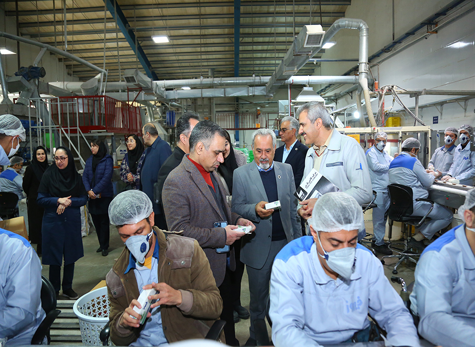 بازدید رئیس اتاق بازرگانی قزوین از شرکت گروه بهداشتی فیروز