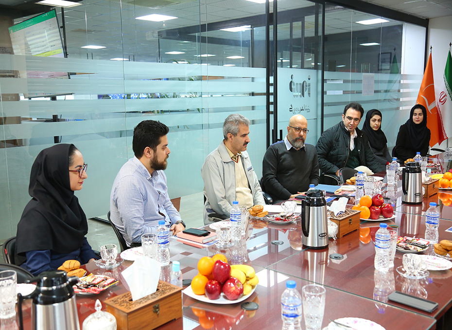 بازدید رئیس اتاق بازرگانی قزوین از شرکت گروه بهداشتی فیروز