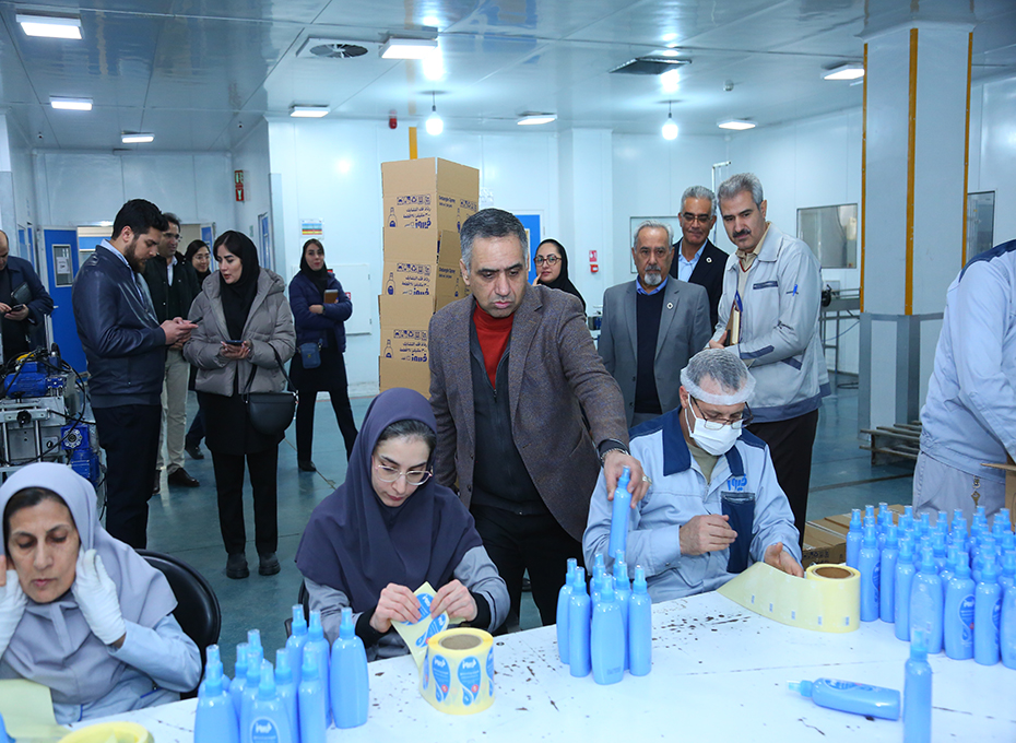 بازدید رئیس اتاق بازرگانی قزوین از شرکت گروه بهداشتی فیروز