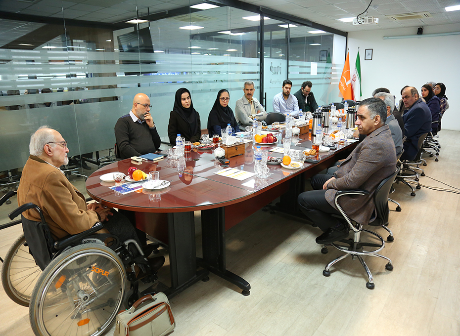 بازدید رئیس اتاق بازرگانی قزوین از شرکت گروه بهداشتی فیروز